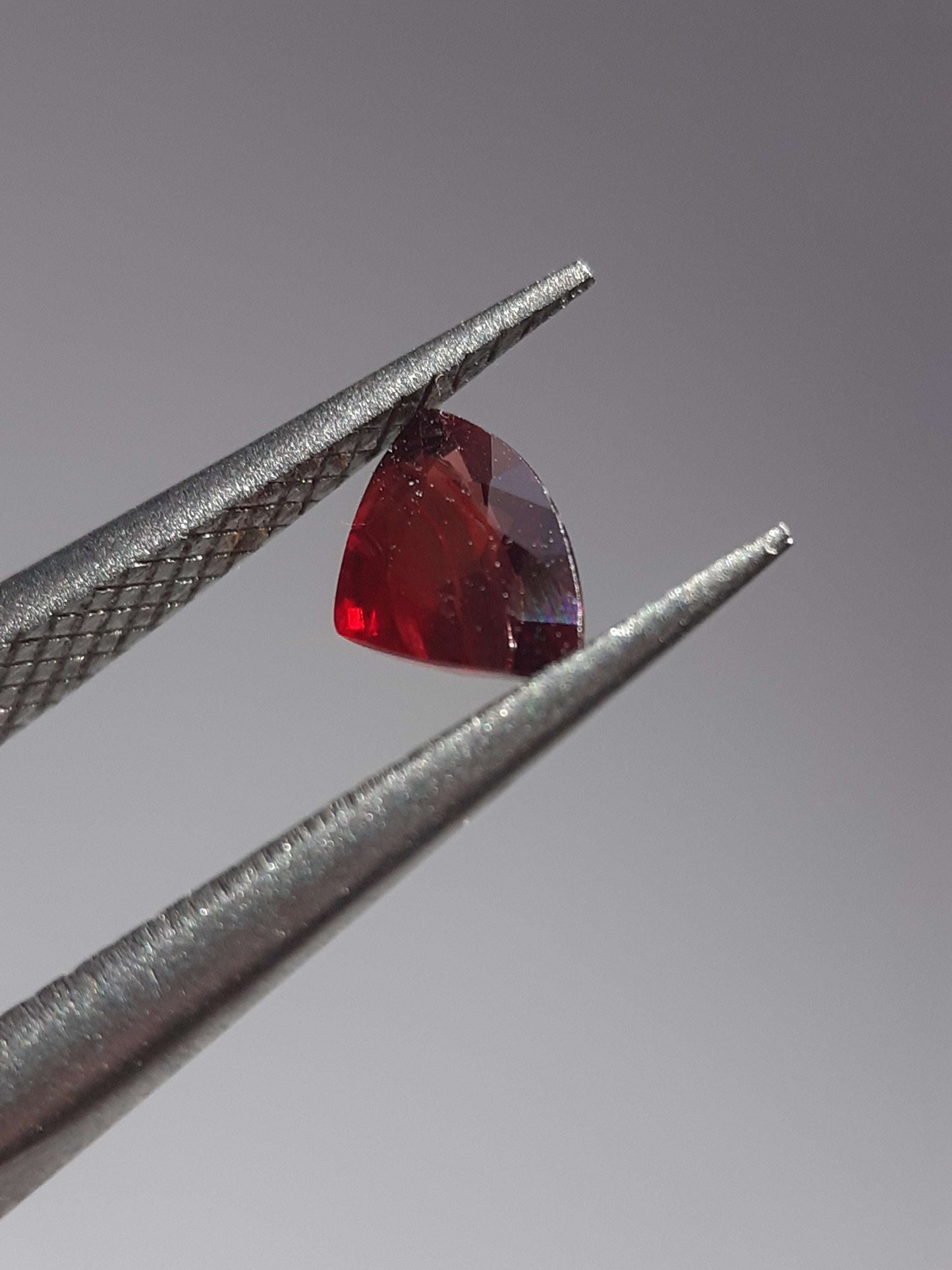 Reddish pinkish purple Sapphire - 0.39ct - Trillion - unheated - Tanzania - Certified by NGB - Natural Gems Belgium