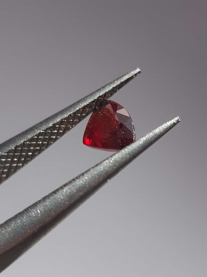 Reddish pinkish purple Sapphire - 0.39ct - Trillion - unheated - Tanzania - Certified by NGB - Natural Gems Belgium