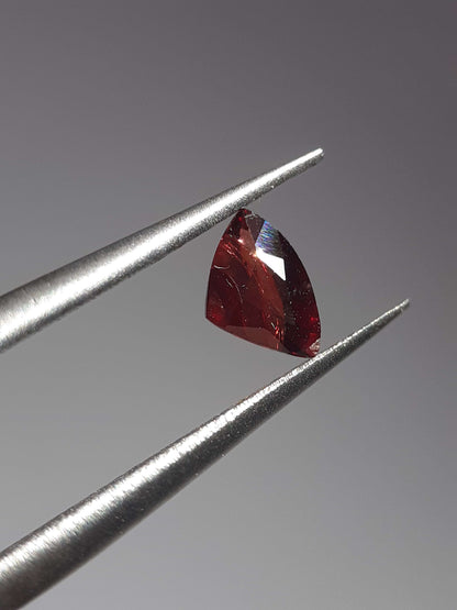 Reddish pinkish purple Sapphire - 0.39ct - Trillion - unheated - Tanzania - Certified by NGB - Natural Gems Belgium