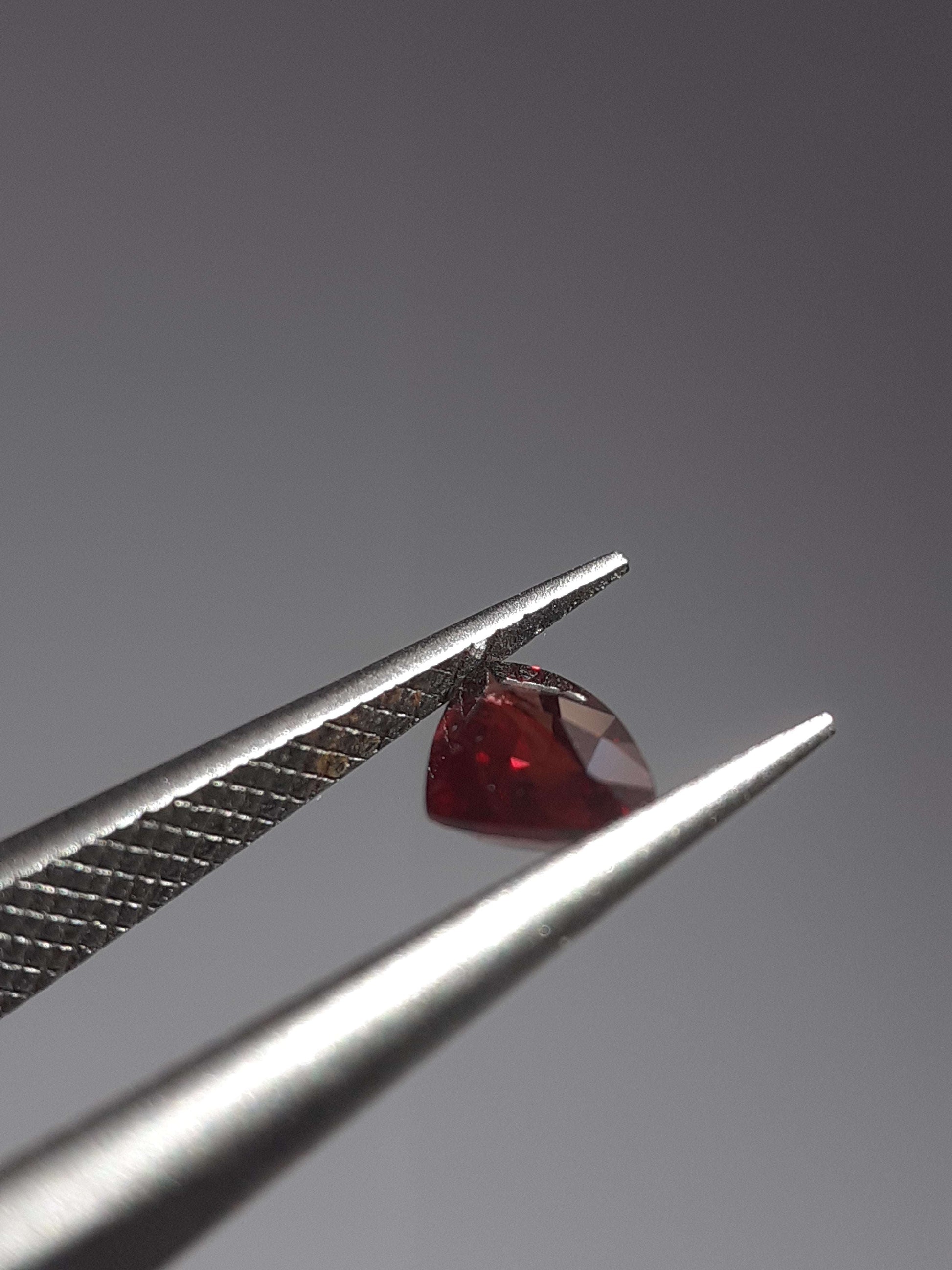 Reddish pinkish purple Sapphire - 0.39ct - Trillion - unheated - Tanzania - Certified by NGB - Natural Gems Belgium