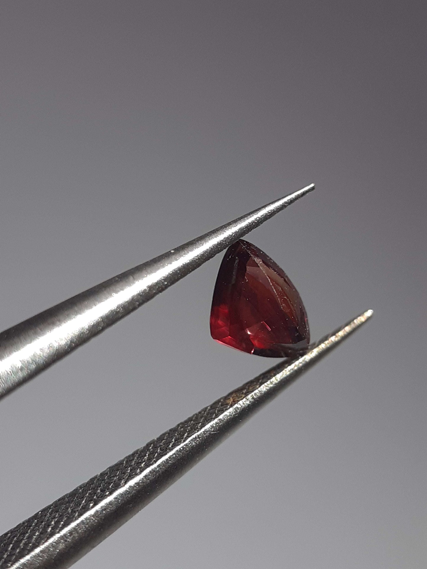 Reddish pinkish purple Sapphire - 0.39ct - Trillion - unheated - Tanzania - Certified by NGB - Natural Gems Belgium