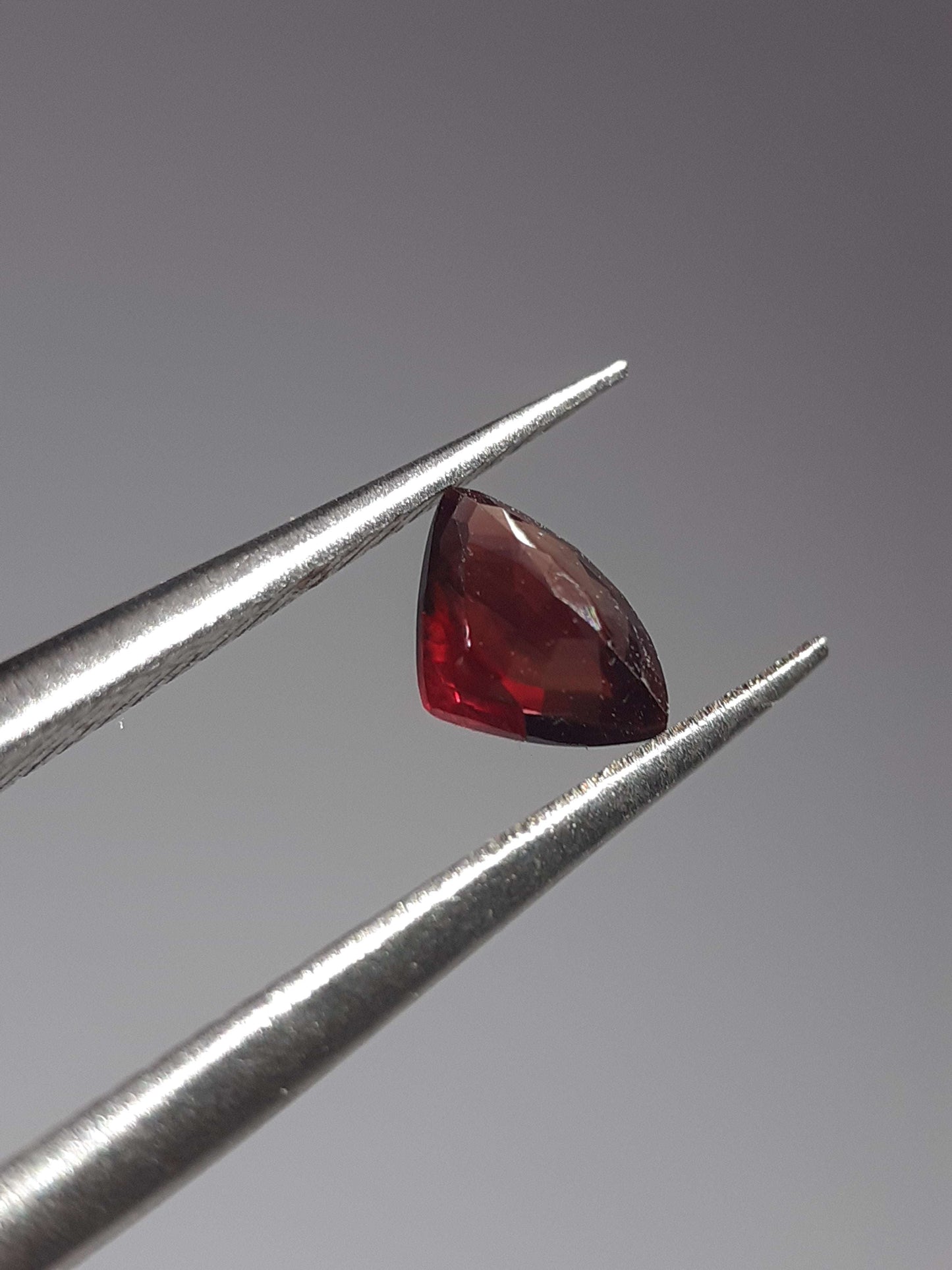 Reddish pinkish purple Sapphire - 0.39ct - Trillion - unheated - Tanzania - Certified by NGB - Natural Gems Belgium