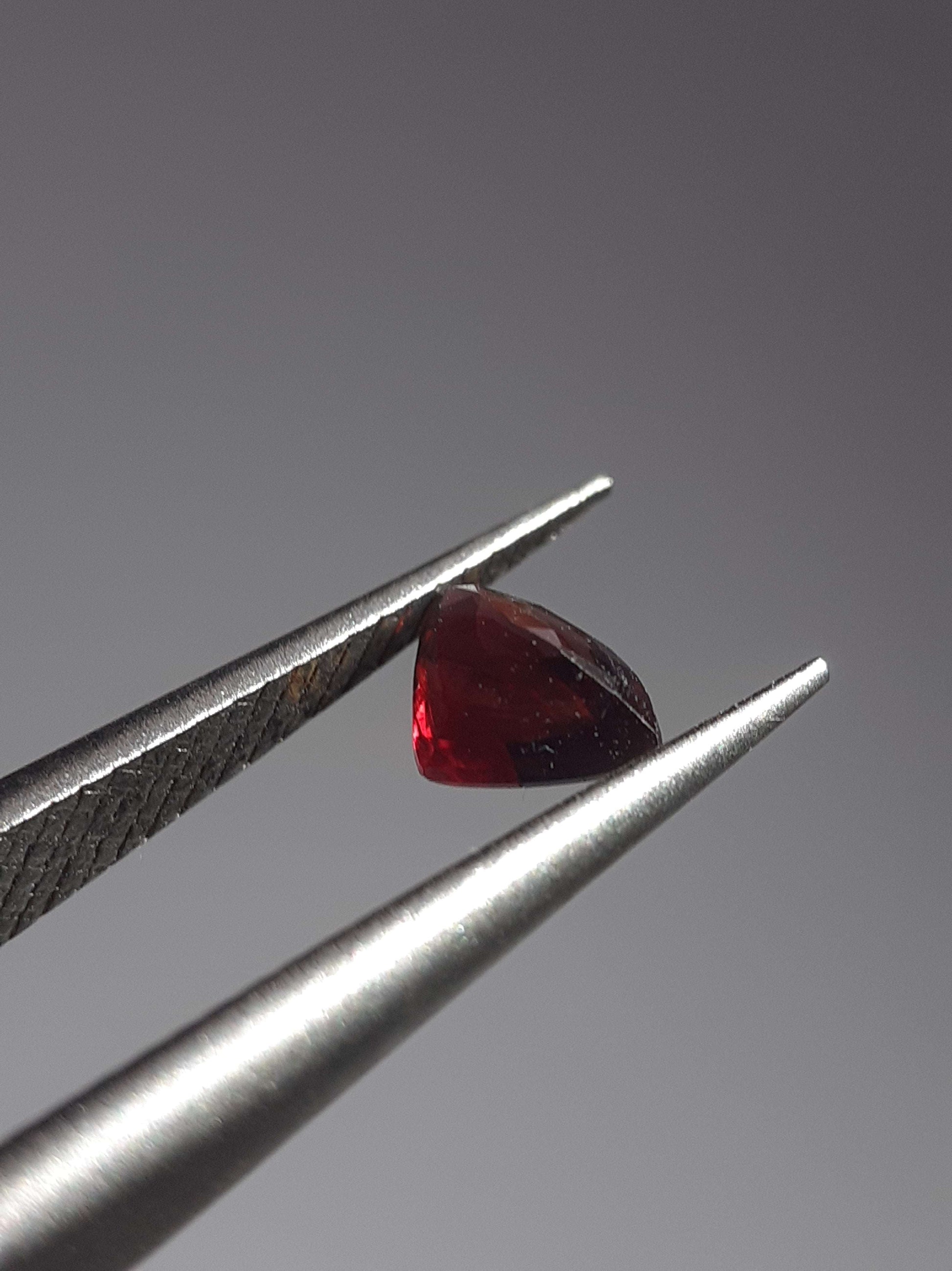 Reddish pinkish purple Sapphire - 0.39ct - Trillion - unheated - Tanzania - Certified by NGB - Natural Gems Belgium