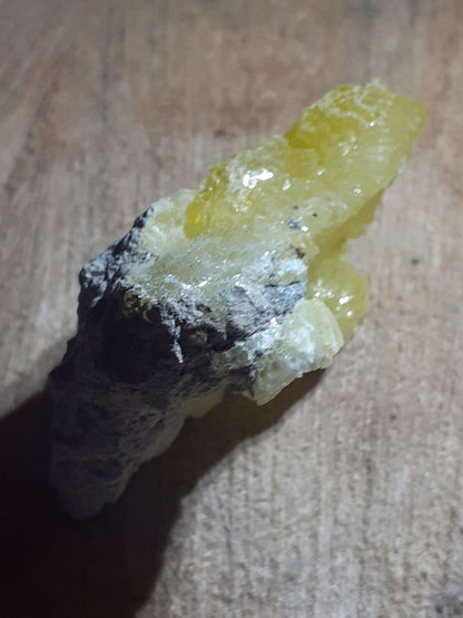 Very beautiful decorative cluster with mainly yellow brucite, rough natural stone, 134.80 ct - Natural Gems Belgium