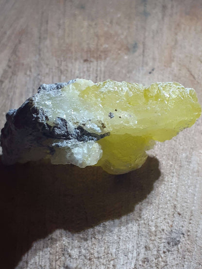 Very beautiful decorative cluster with mainly yellow brucite, rough natural stone, 134.80 ct - Natural Gems Belgium